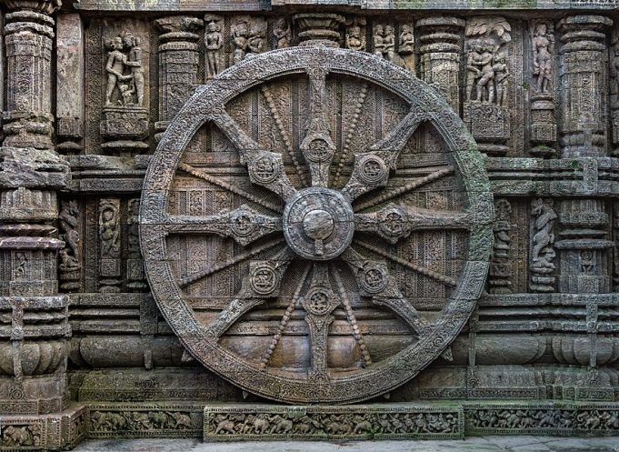880px-Stone_wheel_engraved_in_the_13th_century_built_Konark_Sun_Temple_in_Orissa,_India