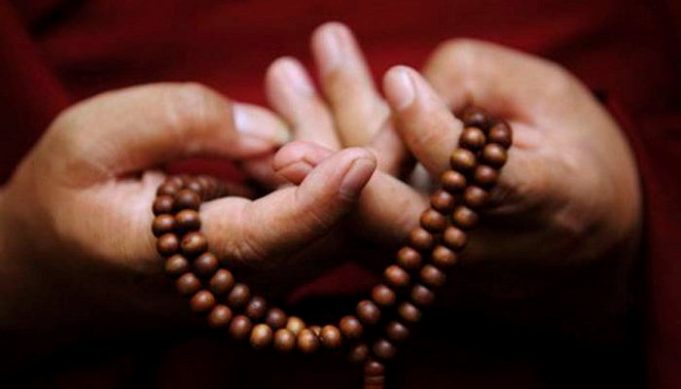 mala-prayer-beads-with-monk